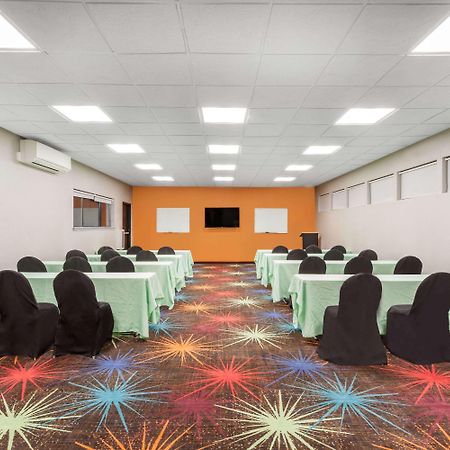 Days Inn By Wyndham Woodbury Long Island Dış mekan fotoğraf