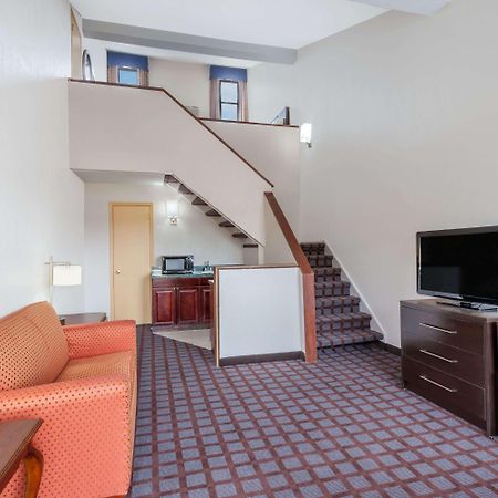 Days Inn By Wyndham Woodbury Long Island Dış mekan fotoğraf