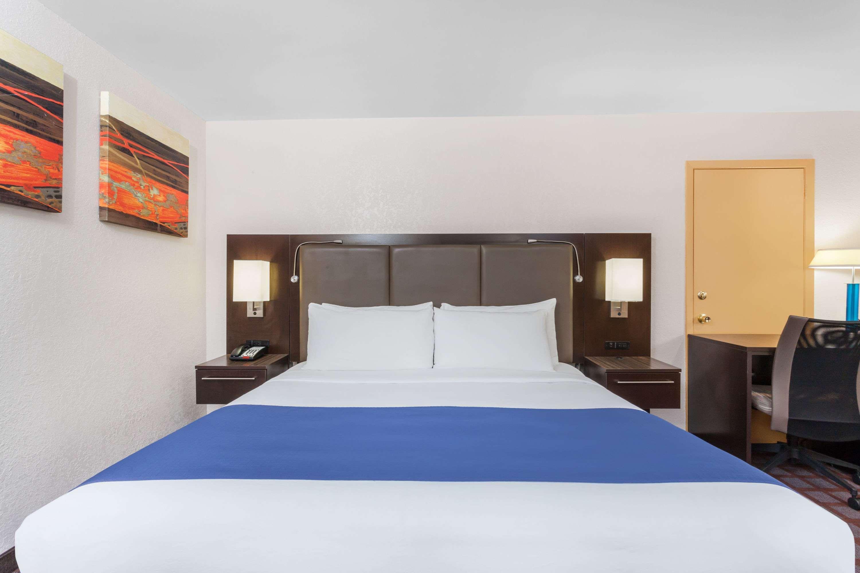 Days Inn By Wyndham Woodbury Long Island Dış mekan fotoğraf