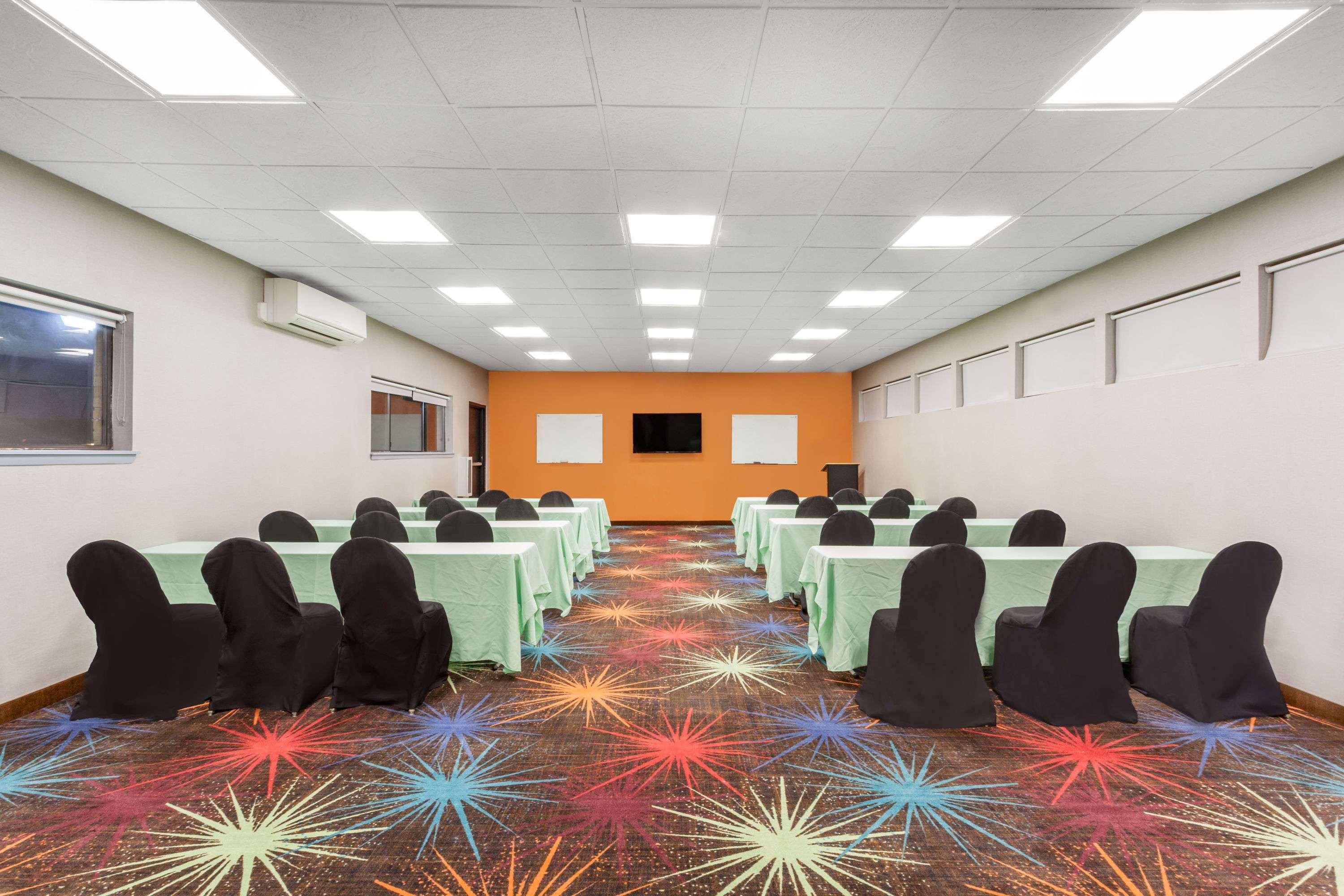 Days Inn By Wyndham Woodbury Long Island Dış mekan fotoğraf