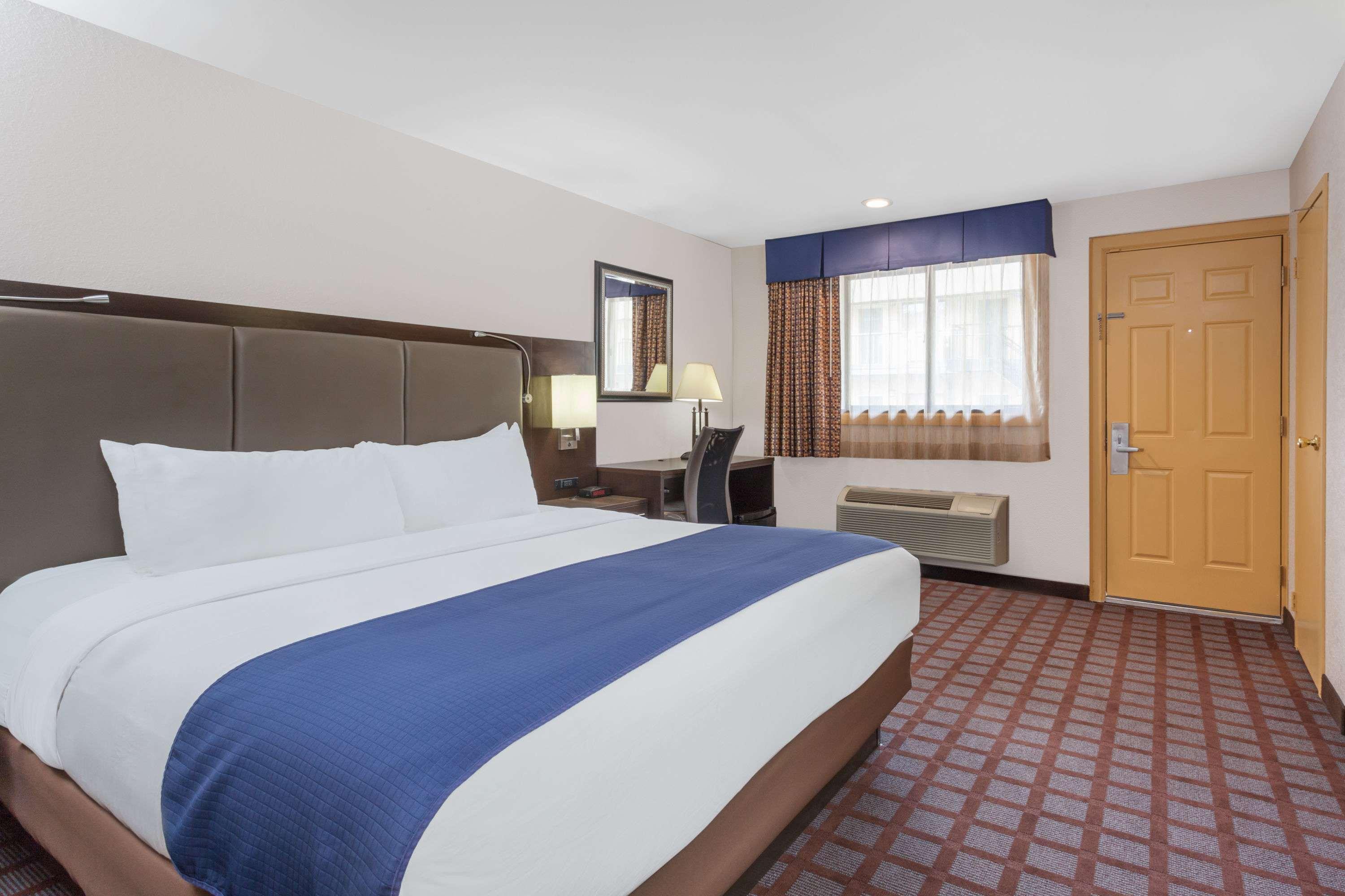 Days Inn By Wyndham Woodbury Long Island Dış mekan fotoğraf
