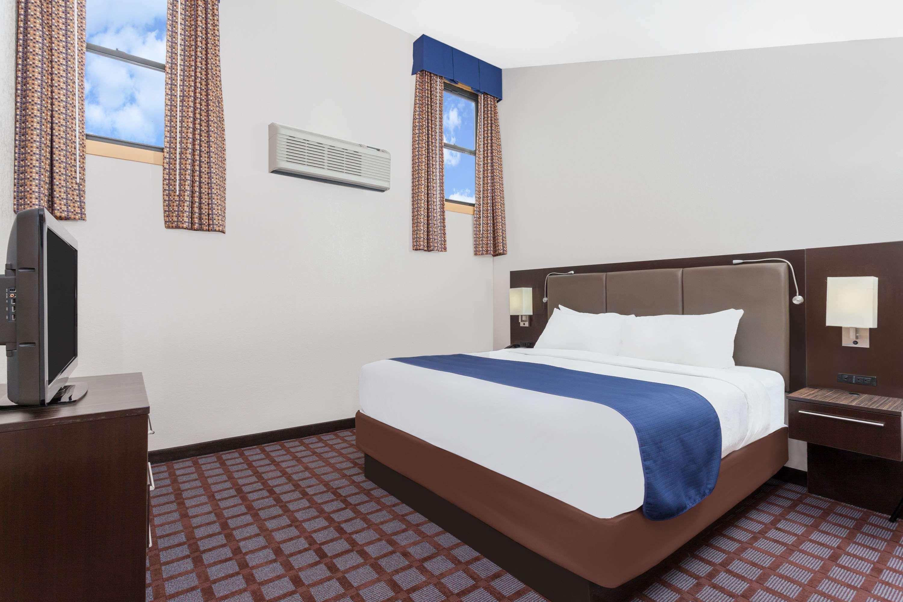 Days Inn By Wyndham Woodbury Long Island Dış mekan fotoğraf