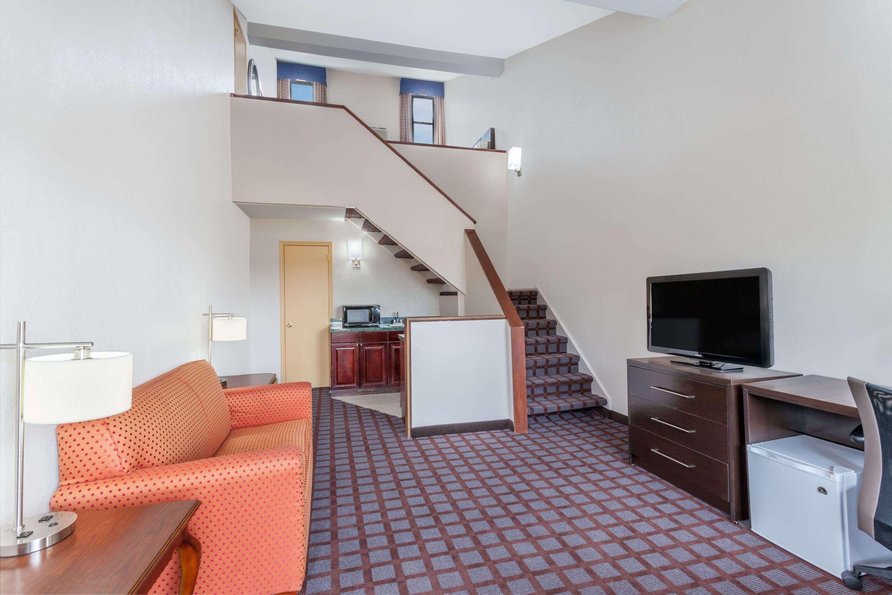 Days Inn By Wyndham Woodbury Long Island Dış mekan fotoğraf