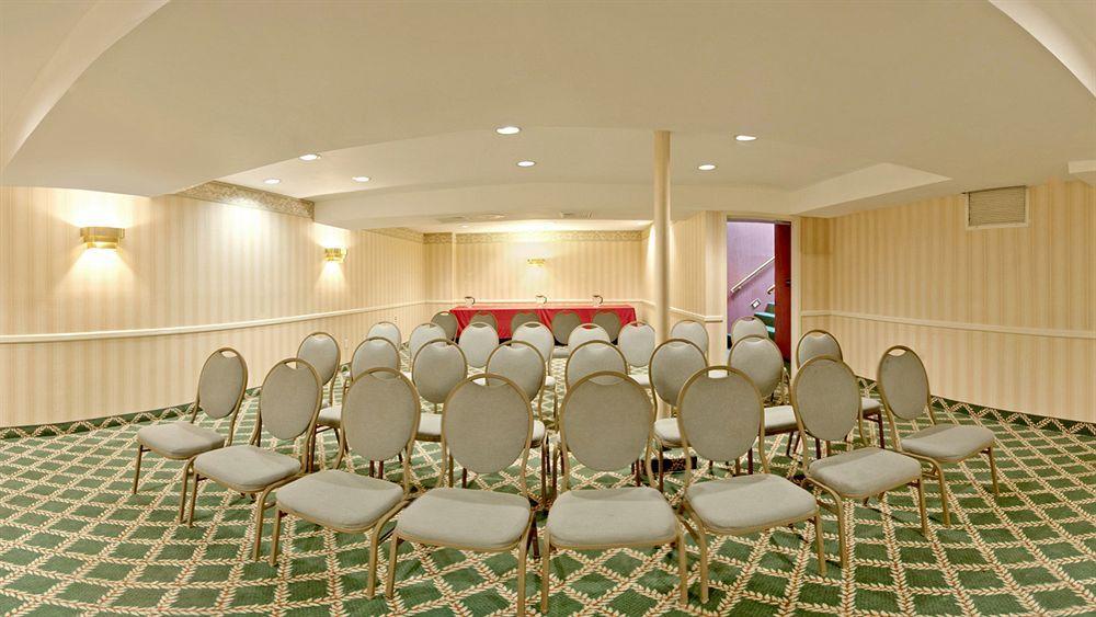 Days Inn By Wyndham Woodbury Long Island Dış mekan fotoğraf