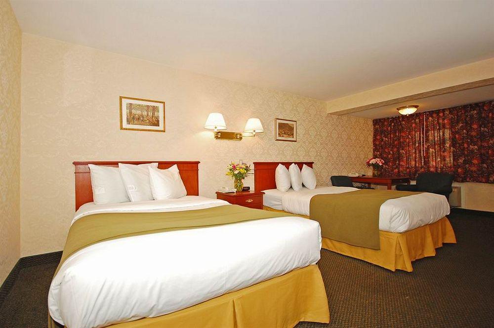 Days Inn By Wyndham Woodbury Long Island Oda fotoğraf
