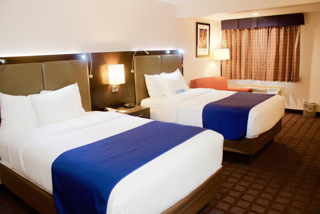 Days Inn By Wyndham Woodbury Long Island Dış mekan fotoğraf