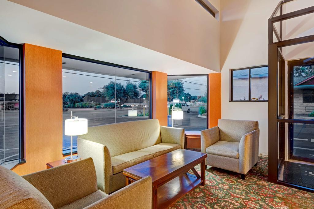 Days Inn By Wyndham Woodbury Long Island Dış mekan fotoğraf