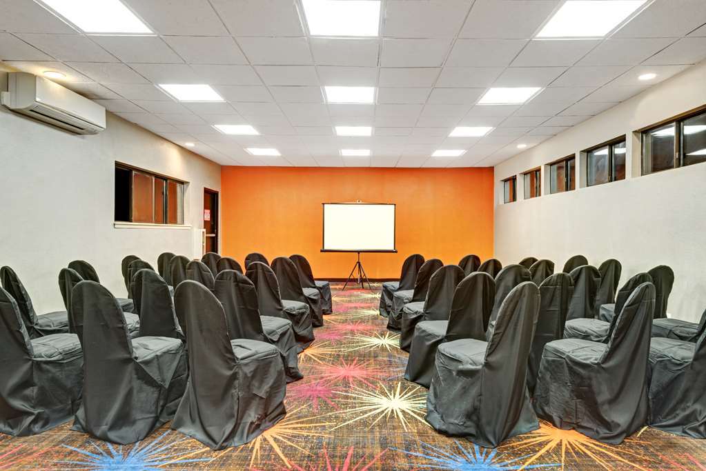 Days Inn By Wyndham Woodbury Long Island Konforlar fotoğraf